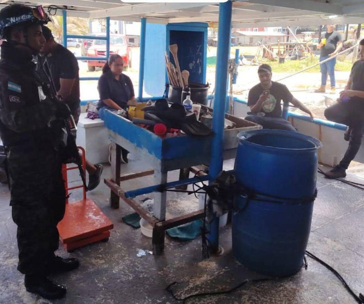 Los miembros de las Fuerzas Armadas realizan inspecciones en los barcos pesqueros, ya que la temporada de pesca está en pleno apogeo.