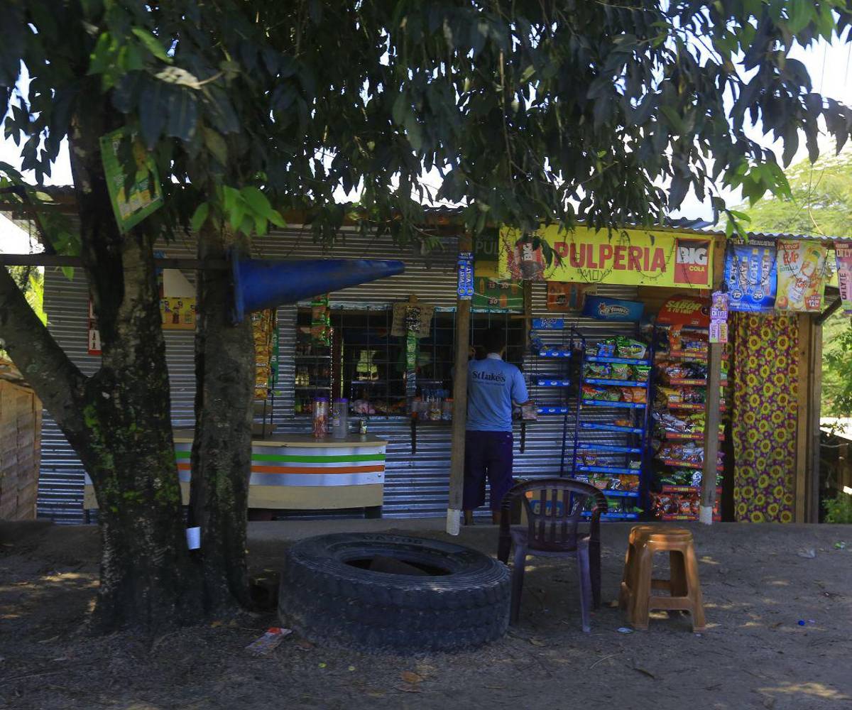 Muchas familias ubicadas en asentamientos humanos como los bordos dependen de pequeños negocios, como pulperías, para subsistir.