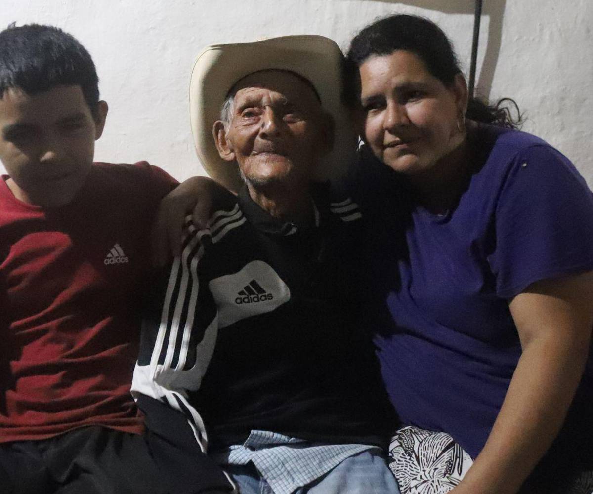 Don Chemita es cuidado por Wendy, su primo tercero Daniel Antonio Perdomo y el niño José Rafael Casaña Enamorado.