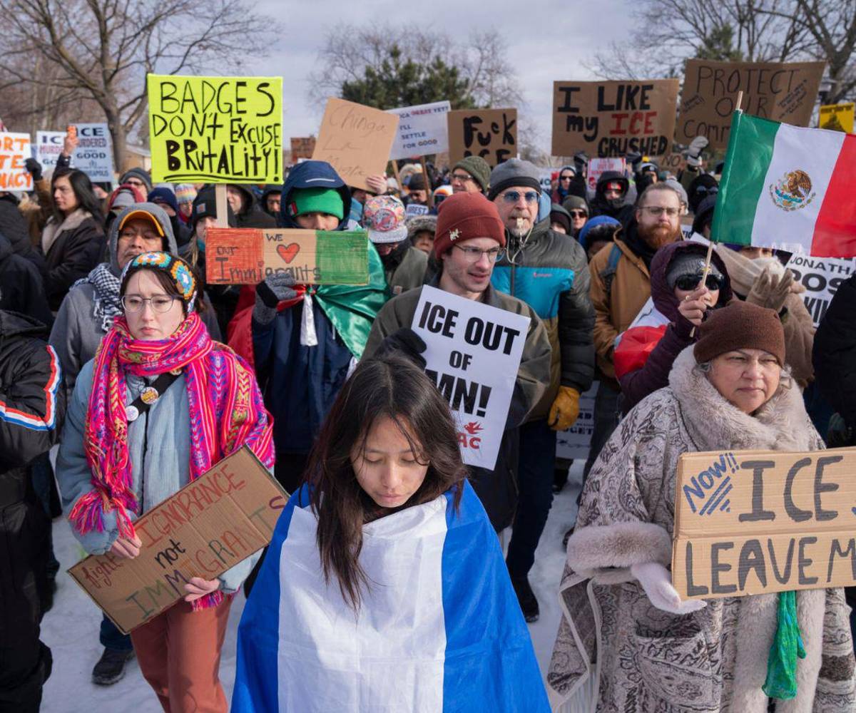 Personas sostienen carteles durante una manifestación en rechazo a los operativos del Servicio de Inmigración y Control de Aduanas (ICE) en Mineápolis (Estados Unidos).