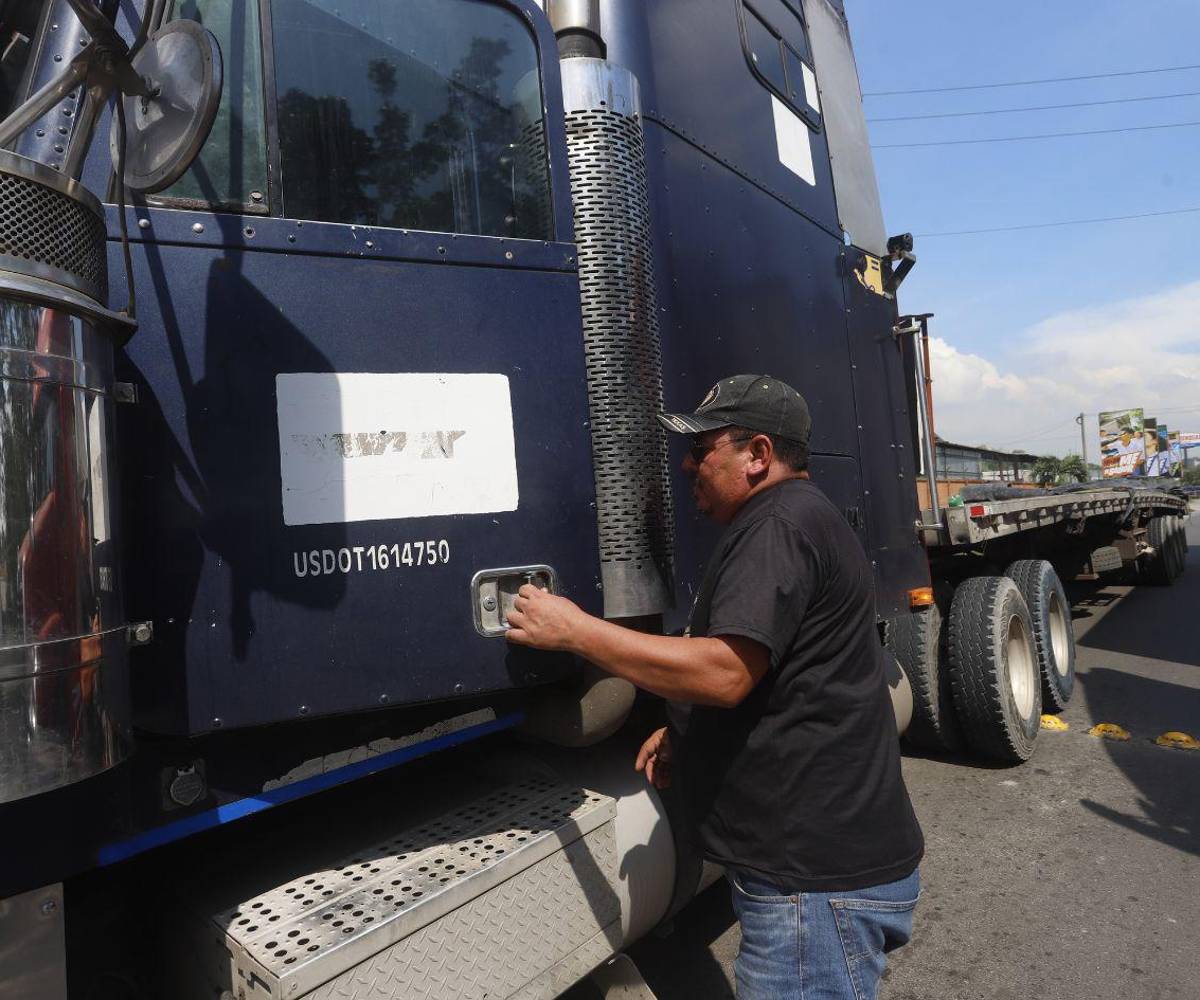 “El Consentido” es la rastra propiedad de don Elías y volvió a las carreteras después de que gracias a su acto heroíco recibiera ayuda para reparar el motor.