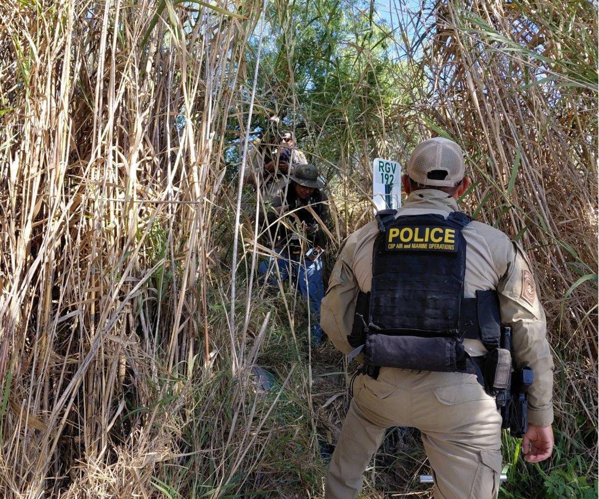 Este camino a la orilla del río en suelo estadounidense es utilizado por migrantes.