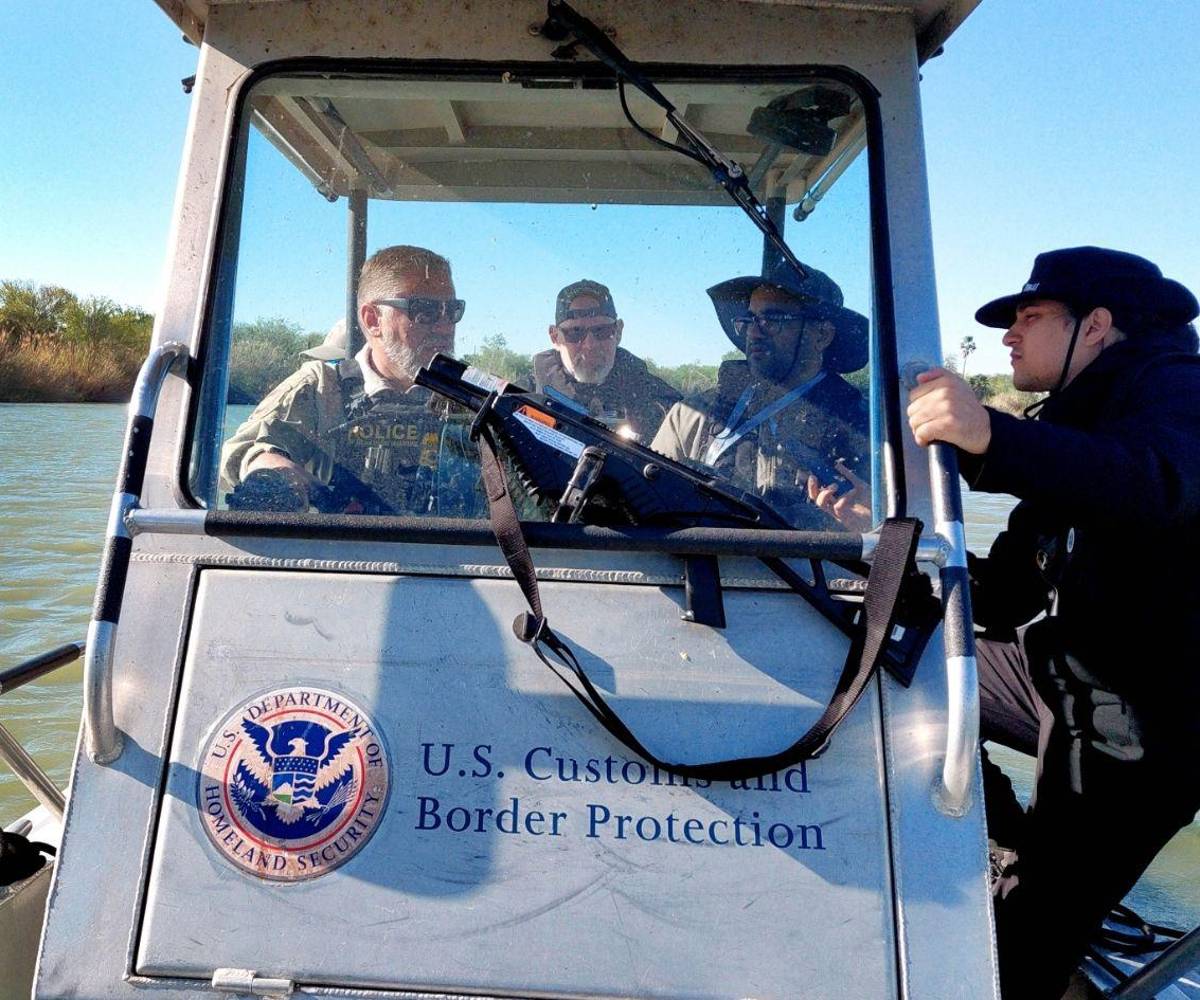 Agentes de la Patrulla Fronteriza acompañaron a los periodistas en un recorridopor el río Grande.