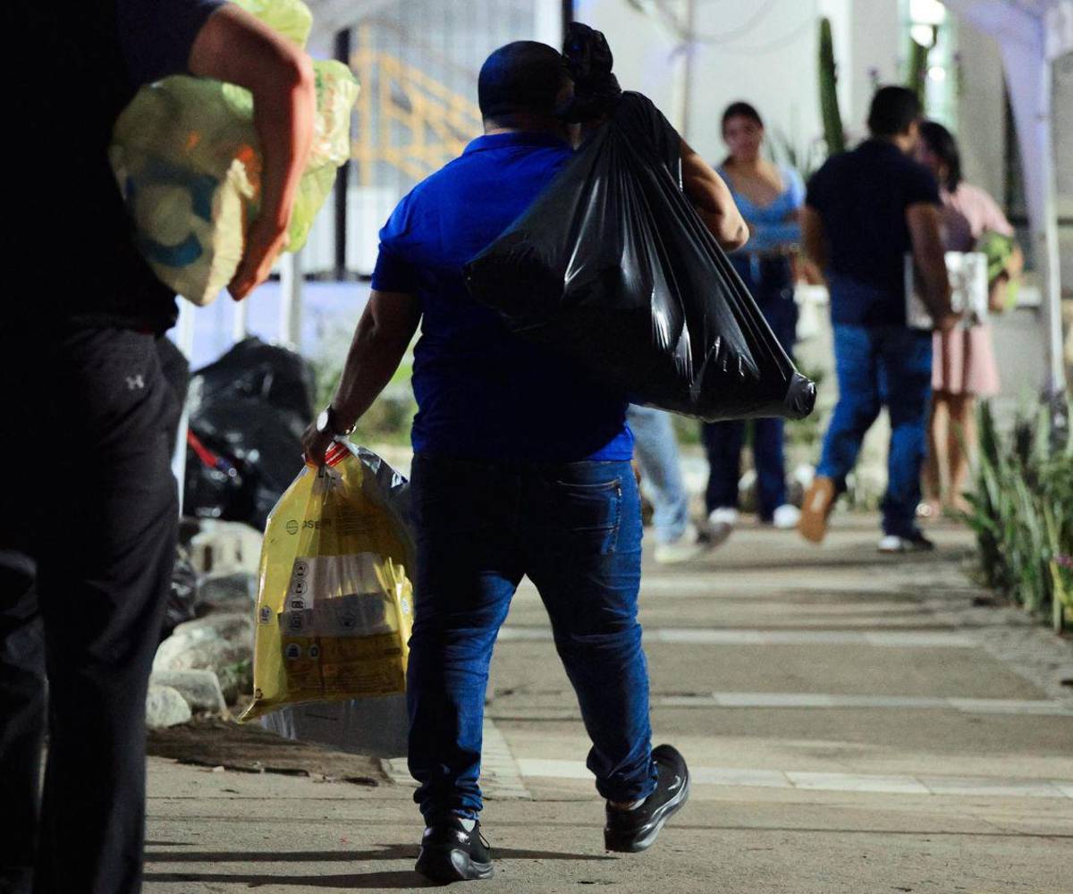 Iván Velásquez la noche del martes cuando ingresaba a las instalaciones de Koriun con bolsas llenas con el dinero retirado de los bancos.