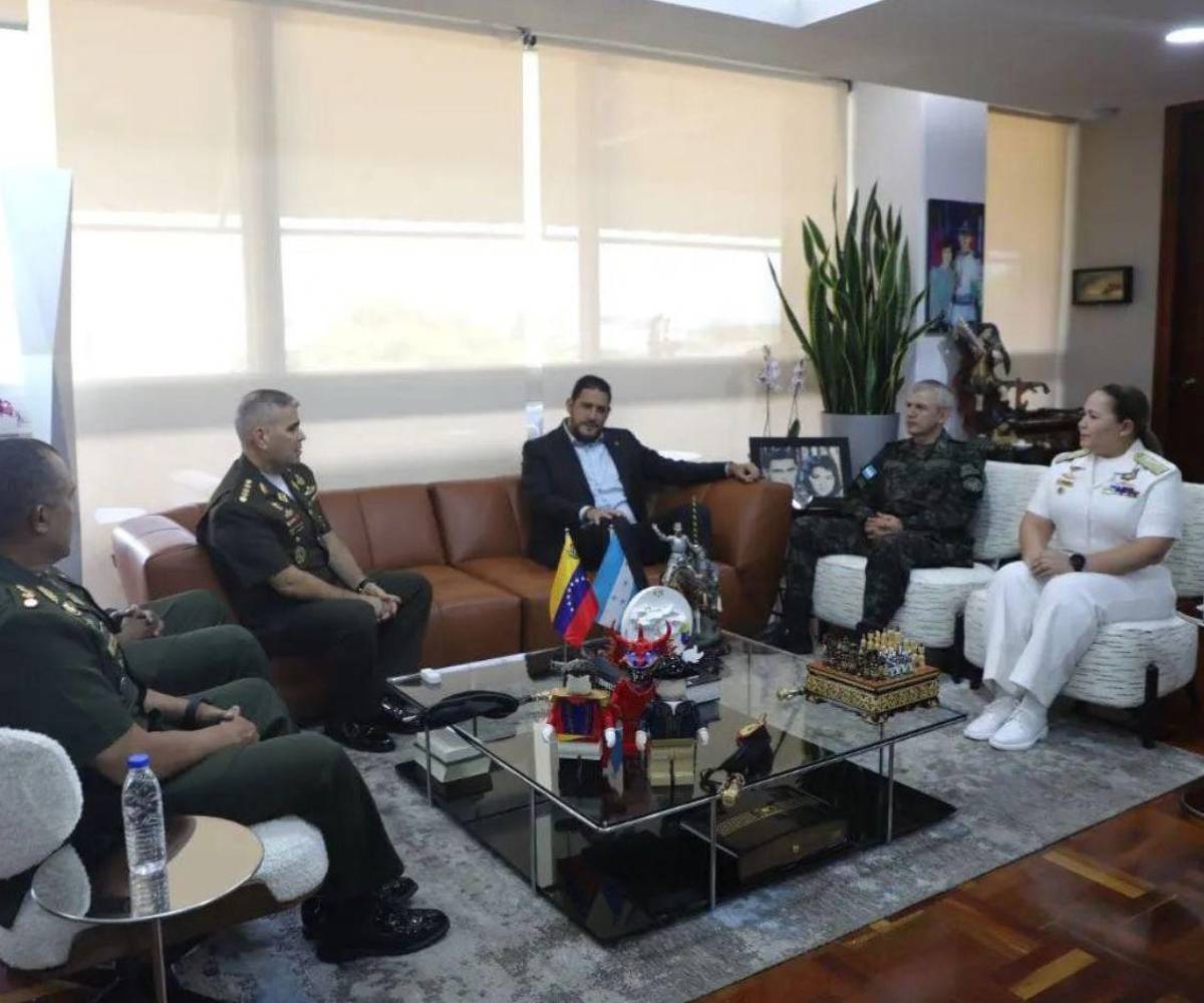 El general ha sido cuestionado a nivel internacional y nacional, incluso al sostener una reunión con el jefe militar venezolano, Vladimir Padrino, señalado por Estados Unidos de narcotraficante.