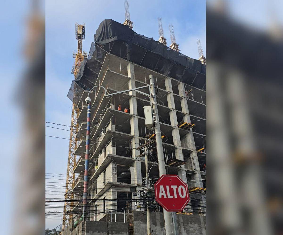 San Pedro Sula ha evolucionado hacia la construcción de desarrollos verticales mixtos: torres residenciales que integran oficinas y locales comerciales, ofreciendo al cliente la posibilidad de vivir, trabajar y consumir en un mismo espacio.