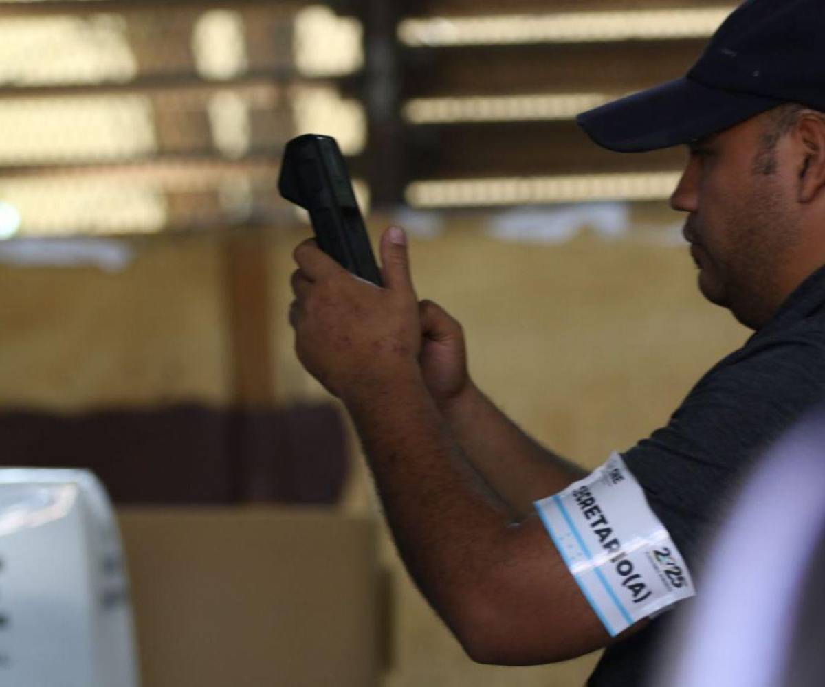 En ocasiones, el personal de las Juntas Receptoras de Votos no sabían como admnistrar el dispositivo electrónico, atrasando el inicio de las votaciones.