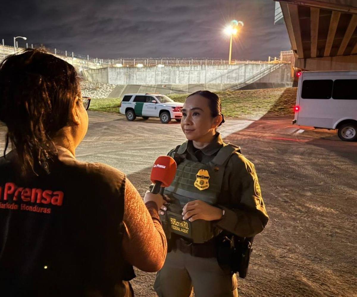 Mariana Perryman, agente de la CBP, habla con LA PRENSA de Honduras bajo el puente de Hidalgo.