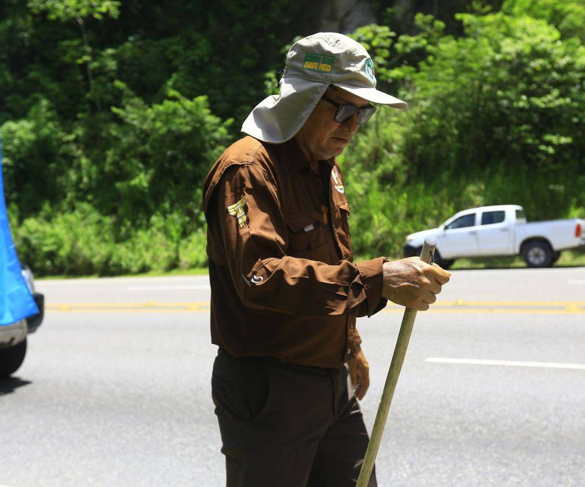 El padre apoya su andar en un báculo de madera que le ayuda a resistir. El calor ha sido insoportable, aunque le consuela que ya empezó a ascender a las partes más frescas del recorrido.