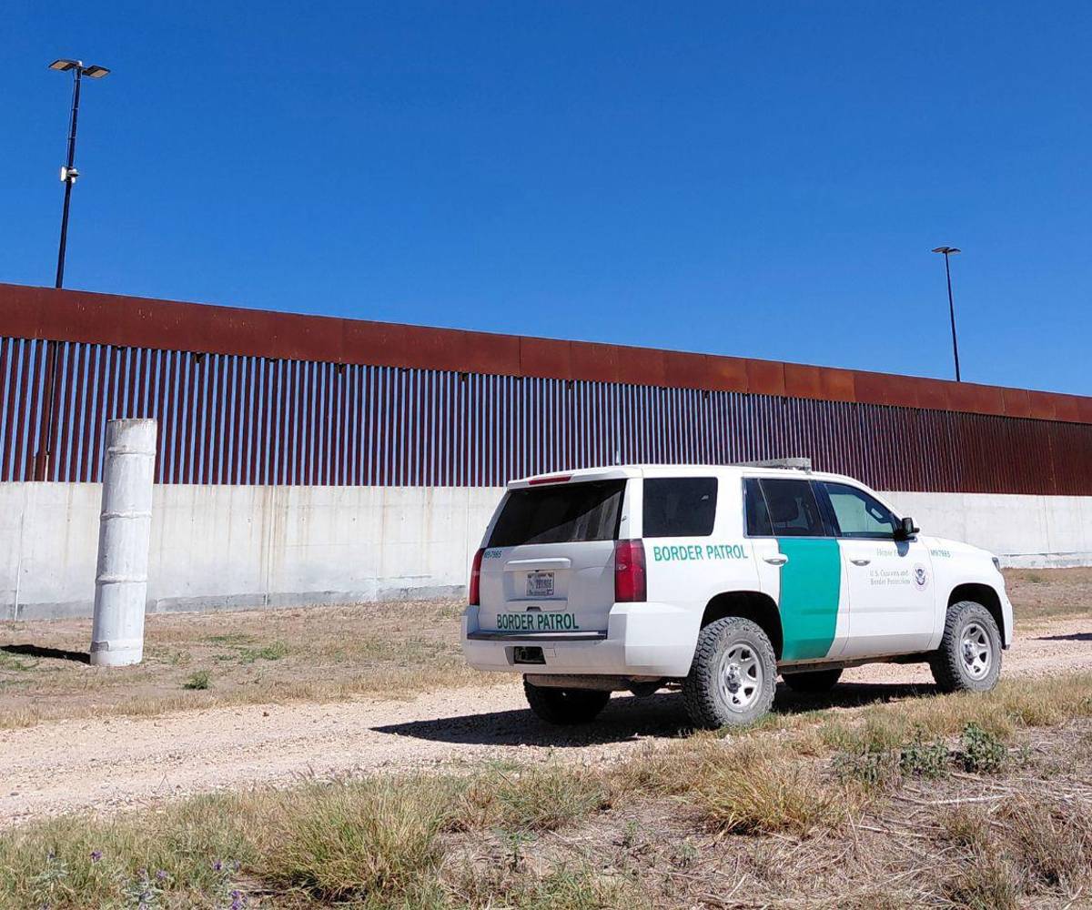 Una patrulla de la Border Patrol frente al muro en el sector del Valle del Río Grande, Texas.