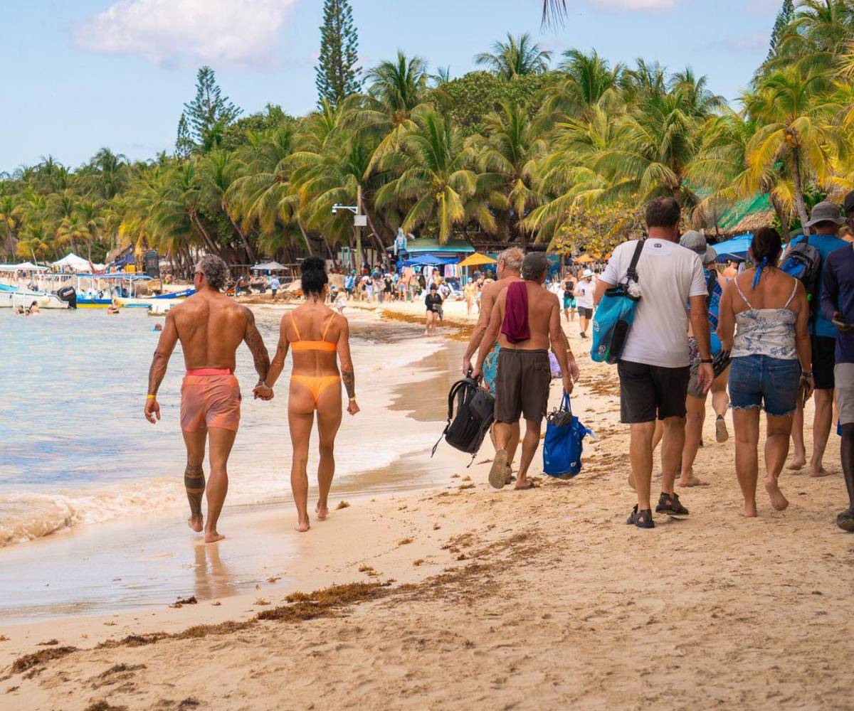 Los turistas disfrutaron ayer de la belleza de la isla de Roatán.