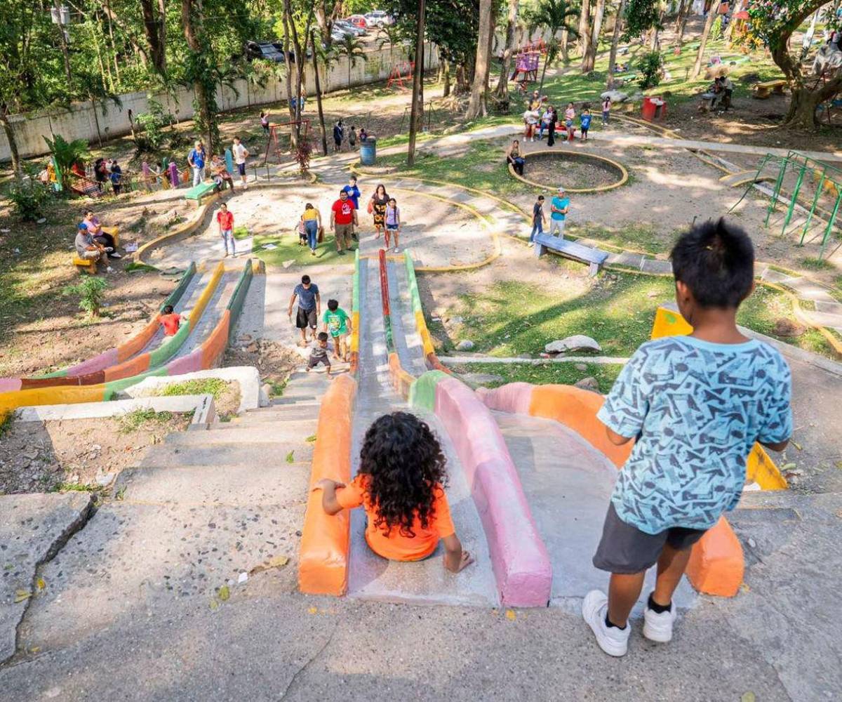 El parque infantil Presentación Centeno fue recientemente remodelado y es el corazón de la diversión de niños y adultos que lo disfrutan en familia.