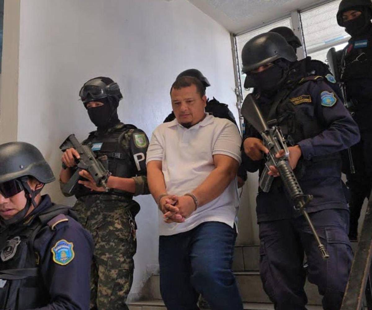 Iván Velásquez entró y salió de los tribunales capitalinos esposado de las manos. “Vamos a entregar el dinero a los socios”, dijo luego de conocer que permanecerá en prisión, unos 30 policías militares y penitenciarios lo custodiaron por seguridad.