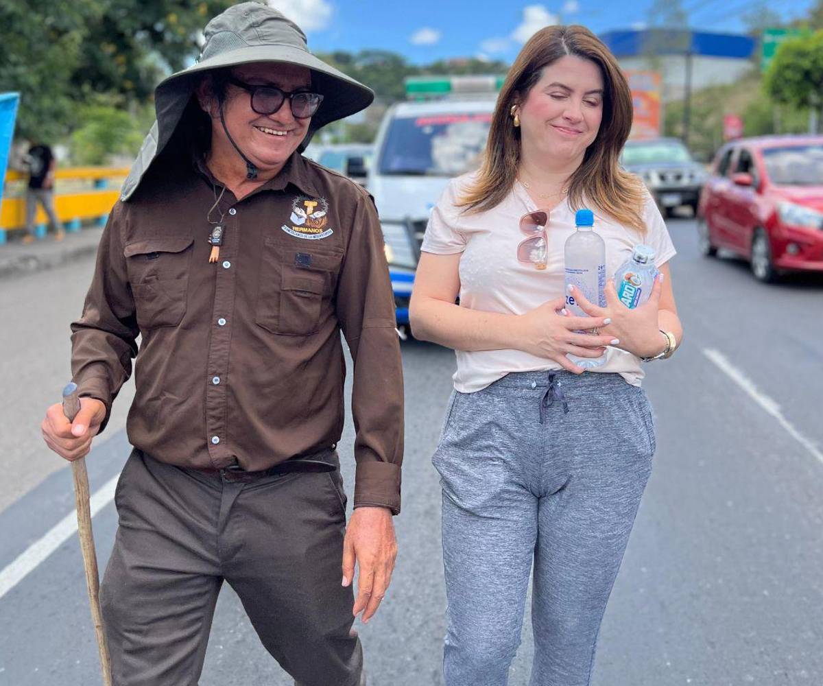 La consejera presidenta del CNE, Cossette López acudió al padre a su llegada a Tegucigalpa. Se mostró dispuesta a recibirlo hoy en la sede de esa entidad para conversar sobre los propósitos de la caminata del padre.