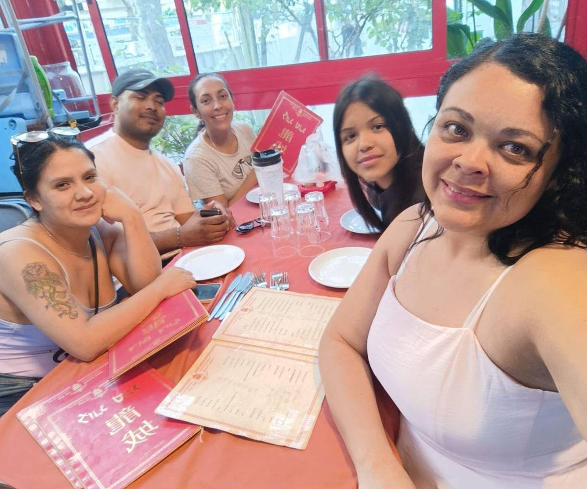 Dayana, su niña y sus amigos más cercanos en Israel.