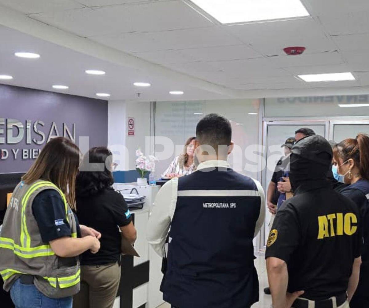 Agentes de la Agencia Técnica de Investigación Criminal (ATIC) junto con personal de la Agencia de Regulación Sanitaria (ARSA) inspeccionan un centro médico.