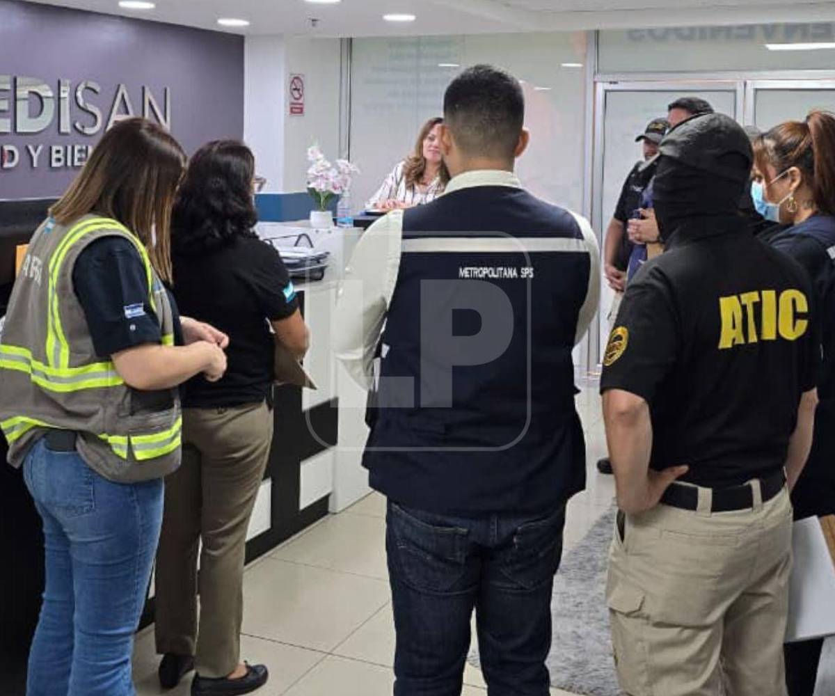 Agentes de la Agencia Técnica de Investigación Criminal (ATIC) junto con personal de la Agencia de Regulación Sanitaria (ARSA) inspeccionan un centro médico.