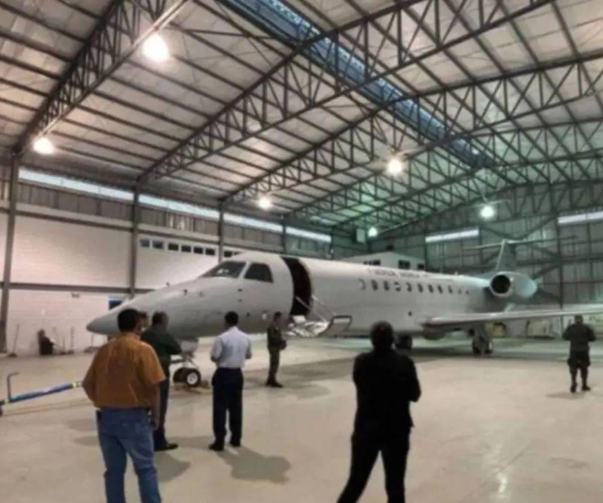 A finales de enero de 2026, el Congreso Nacional de Honduras aprobó oficialmente un decreto que autoriza al Poder Ejecutivo proceder con su venta o subasta pública. Configurado para transportar hasta <b>16 pasajeros</b> tiene acabados de lujo.