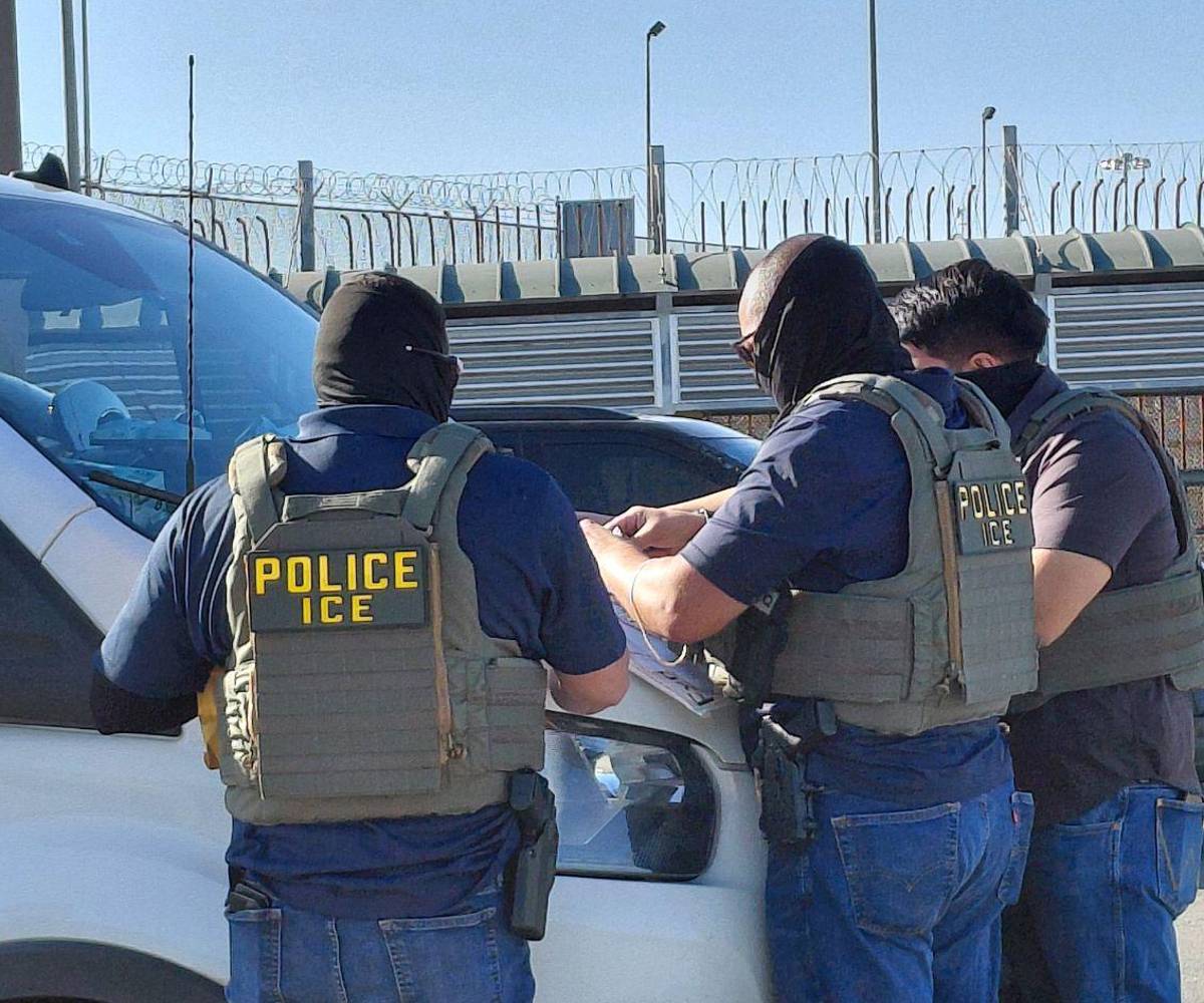 En una sola mañana, agentes de ICE trasladaron al menos 50 migrantes de distintas nacionalidades hasta la frontera en el puente internacional McAllen-Hidalgo, para su repatriación a México.