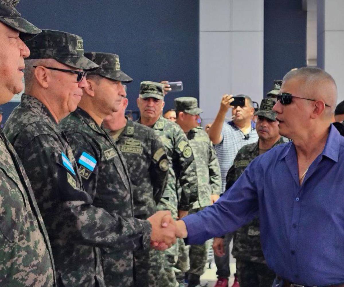Hernández antes de salir un viaje para una reunión con el Comando Sur de Estados Unidos,