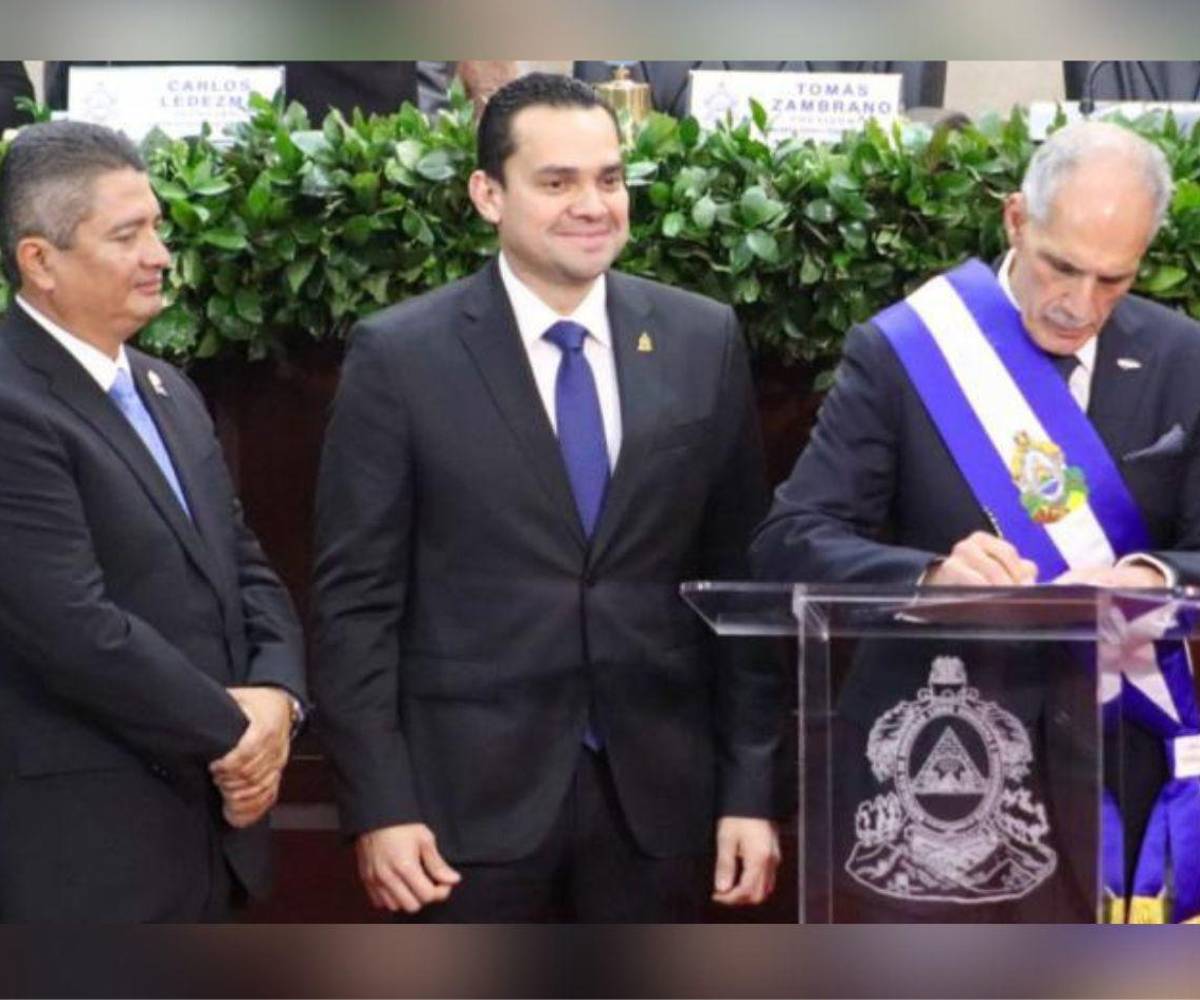 Nasry Asfura firma sus primeros decretos, acompañado del presidente del Congreso Nacional, Tomás Zambrano, y el secretario del Legislativo, Carlos Ledezma.