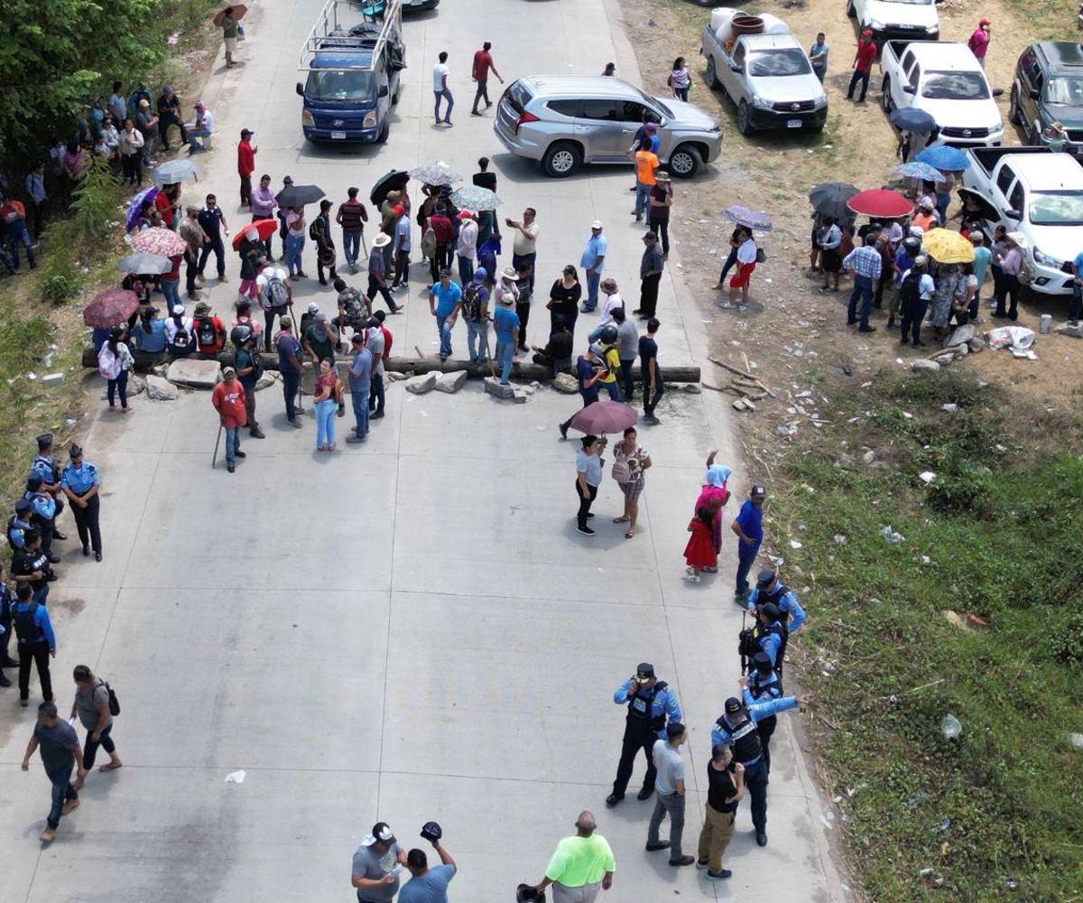 Vista aérea con el drone de LA PRENSA de la toma que duró unas ocho horas y causó un enorme atraso a los que viajaban por la CA-4 del corredor de occidente.