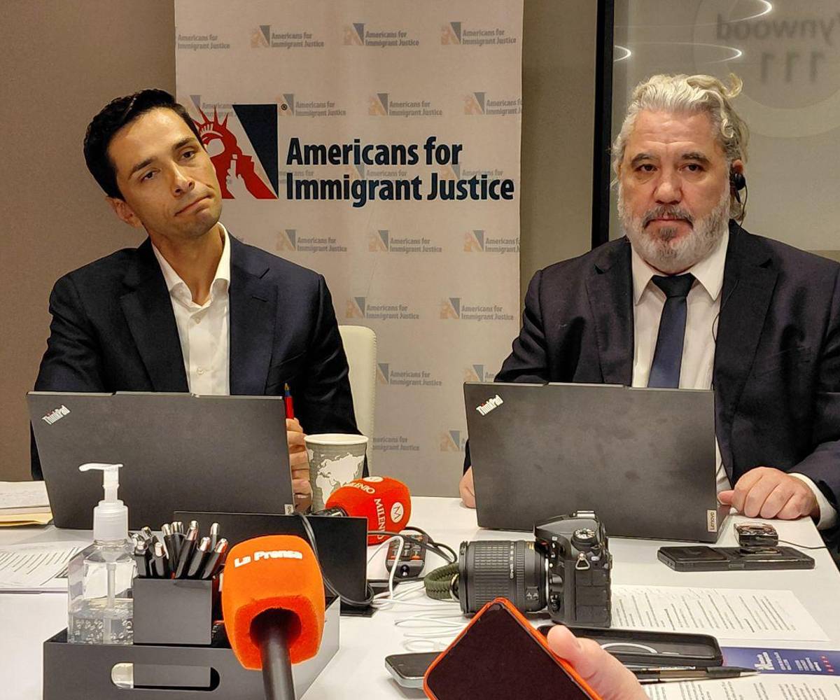 Andrés González, gerente de Comunicaciones y Relaciones con Medios de Americans for Immigrant Justice, junto al abogado Paul Chávez, director del programa de litigio de impacto de Americans for Immigrant Justice.
