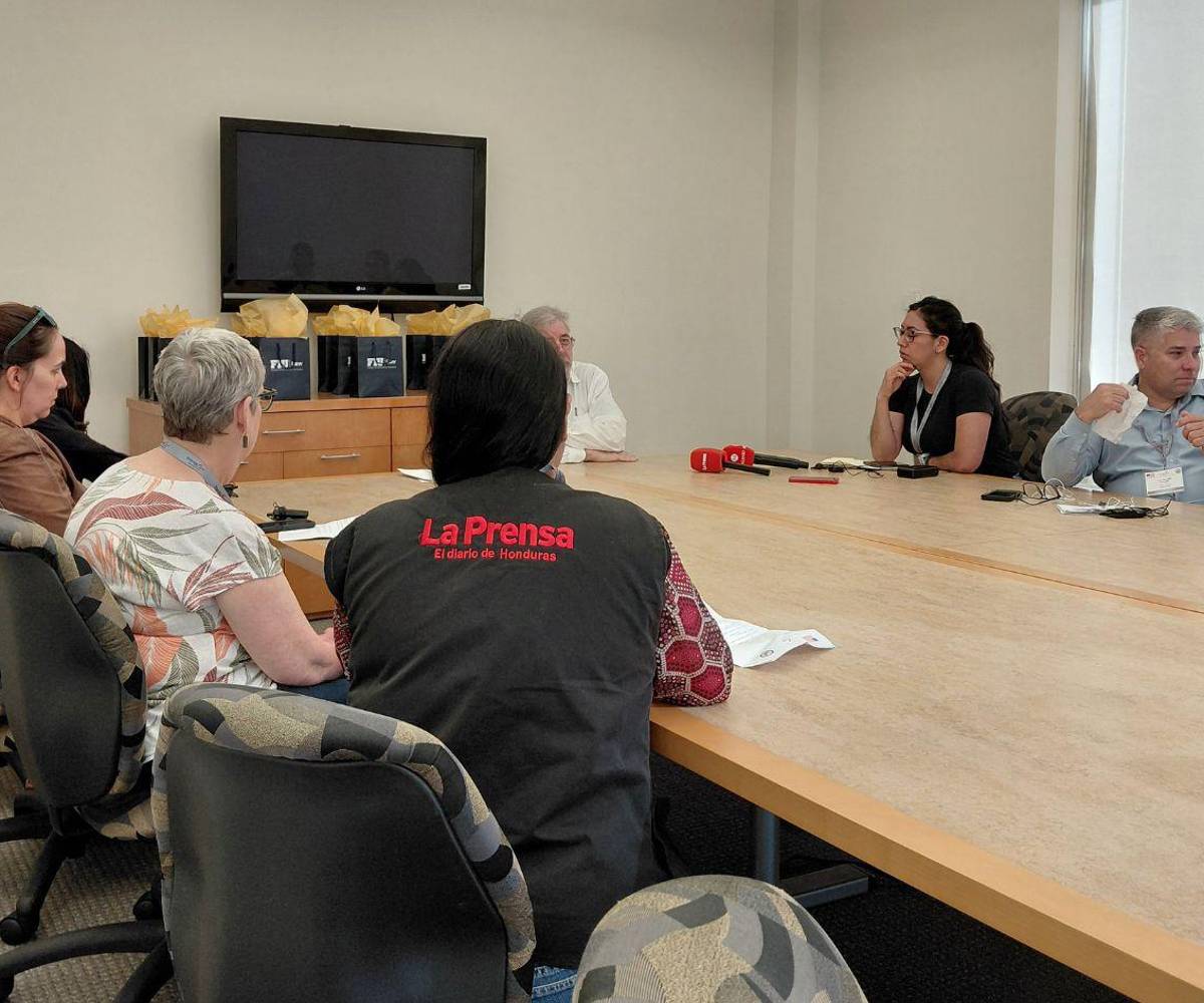 Un equipo de periodistas en diálogo con el abogado Juan Carlos Gómez.