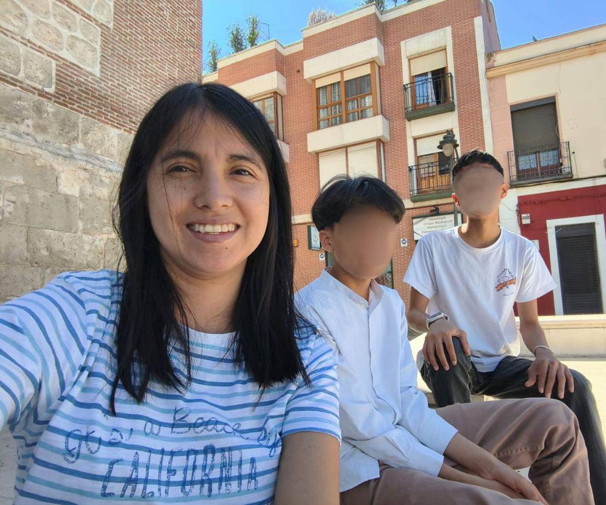 Noelia Gómez junto con sus dos hijos de 12 y 15 años. Los tres emigraron a España en noviembre de 2025 y en abril de 2026 solicitaron la regularización migratoria en el proceso extraordinario realizado en España.