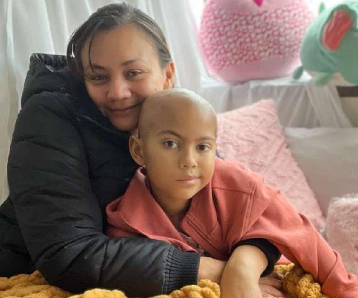 La lucha de Monique contra el cáncer ha sido una batalla compartida con su madre, quien ha estado presente en todo momento.
