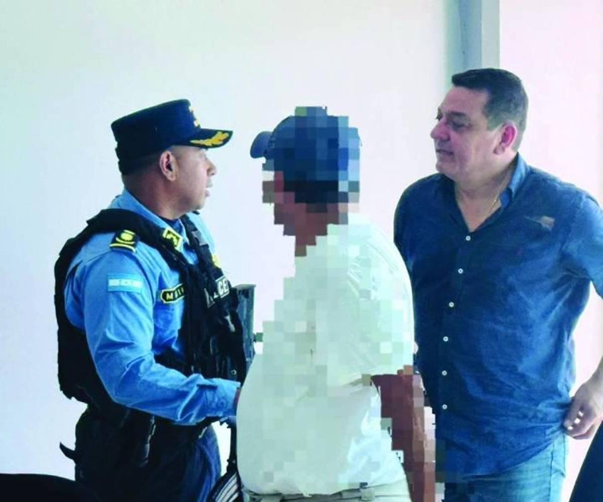 El diputado Mario Orlando Reyes siendo atendido por agentes policiales tras maratónica operación para ser rescatado.