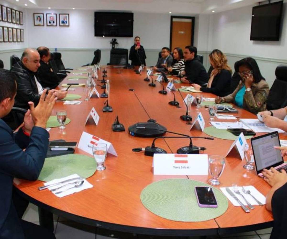 Se llevaron a cabo intensas conversaciones entre nacionalistas y liberales para elegir la junta directiva provisional del Congreso Nacional.