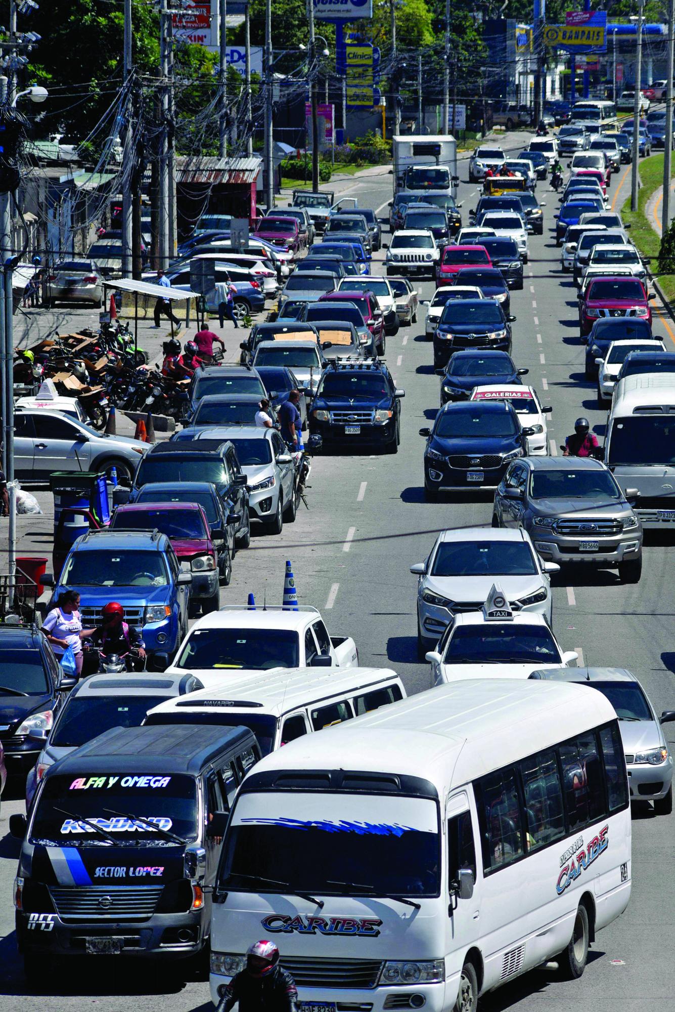 El carril de la derecha está ocupado y los buses hacen una segunda fila y se estacionan en el carril central, causando un embotellamiento mayor. FOTO Y VIDEO: HÉCTOR EDU Y MOISÉS VALENZUELA