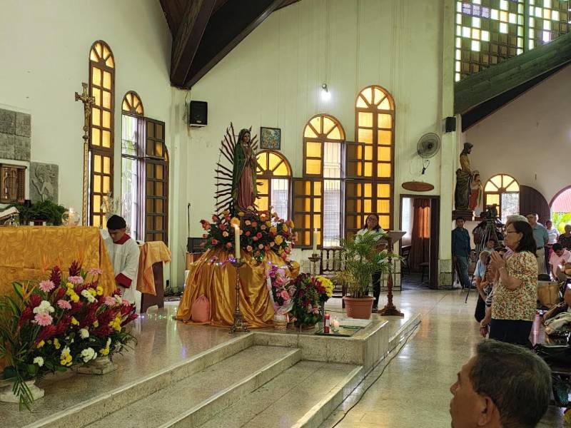 En la parroquia Guadalupe de La Lima, la feligresía participó de la eucaristía solemne presidida por el arzobispo Miguel Lenihan.