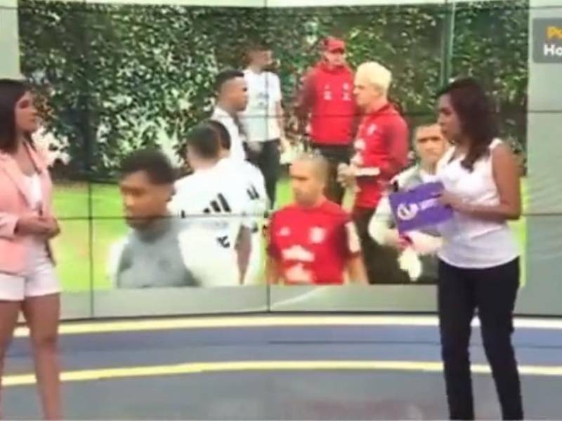 El penoso momento de una conductora por no saber las reglas del fútbol