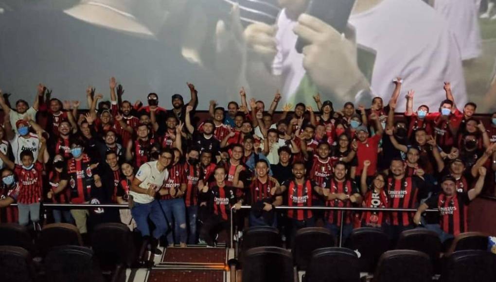 Reunidos en una sala de cine: La Peña del AC Milan en Honduras celebró con euforia el Scudetto