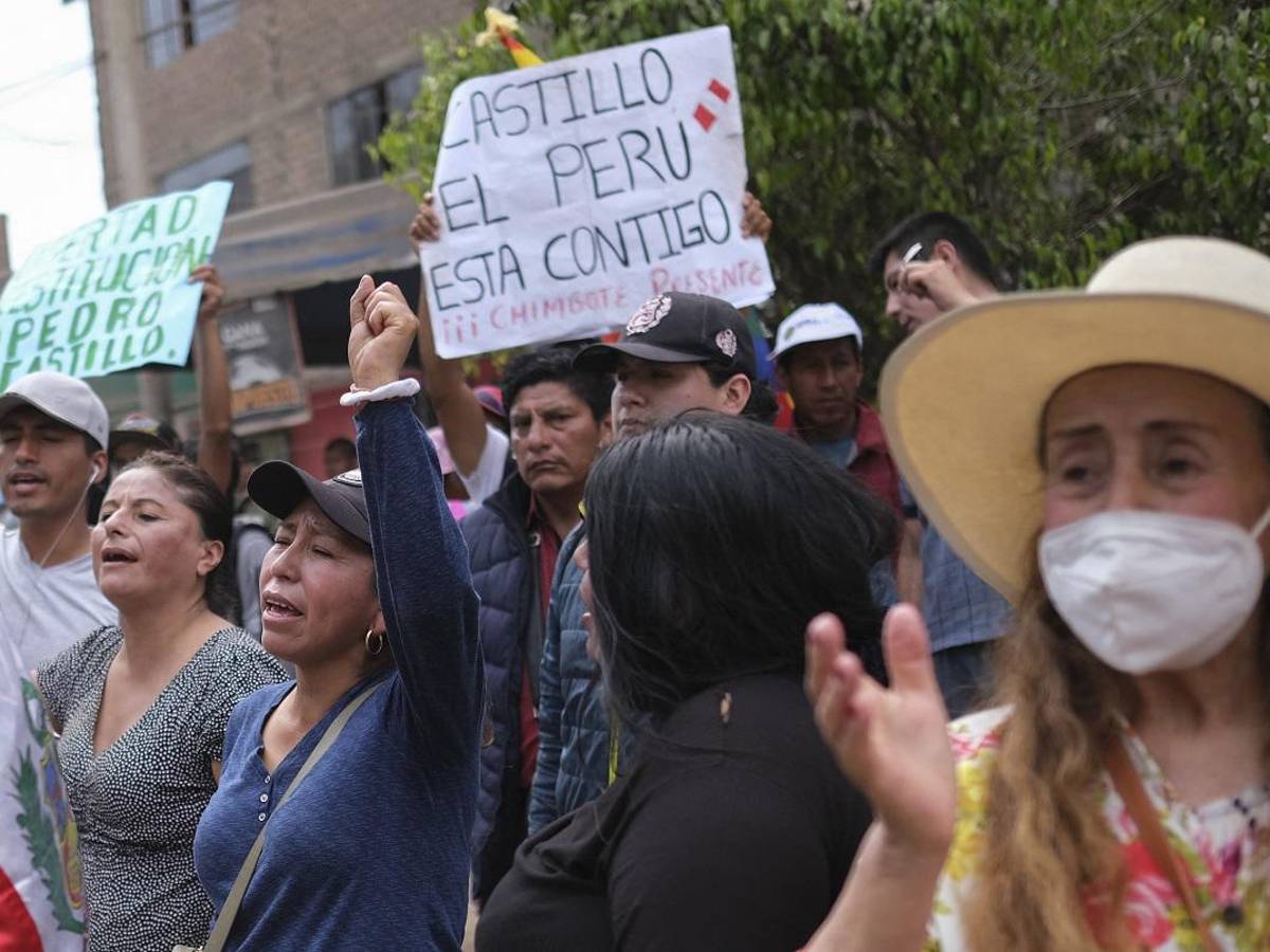 Castillo seguirá detenido en medio de protestas y represión en Perú