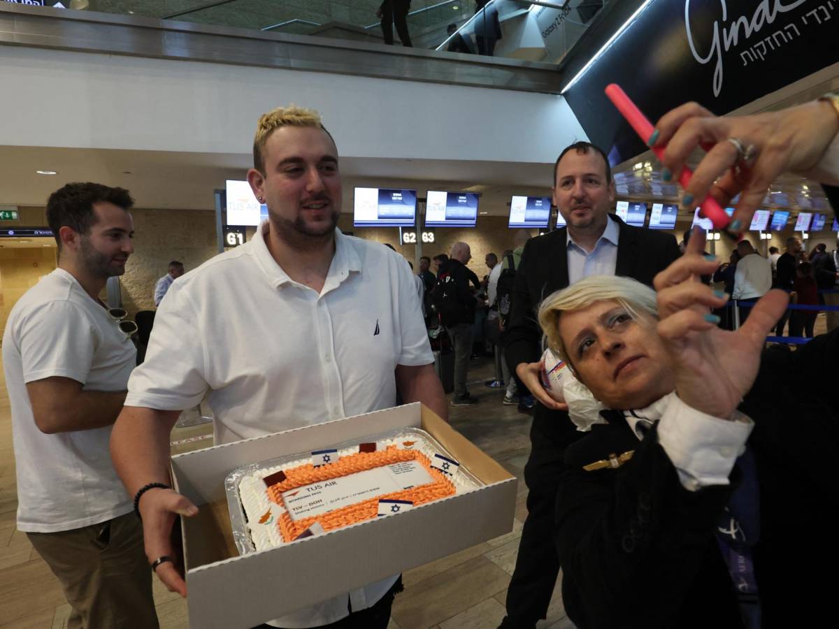 Con un pastel celebraron el primer vuelo directo de Tel Aviv a Doha.