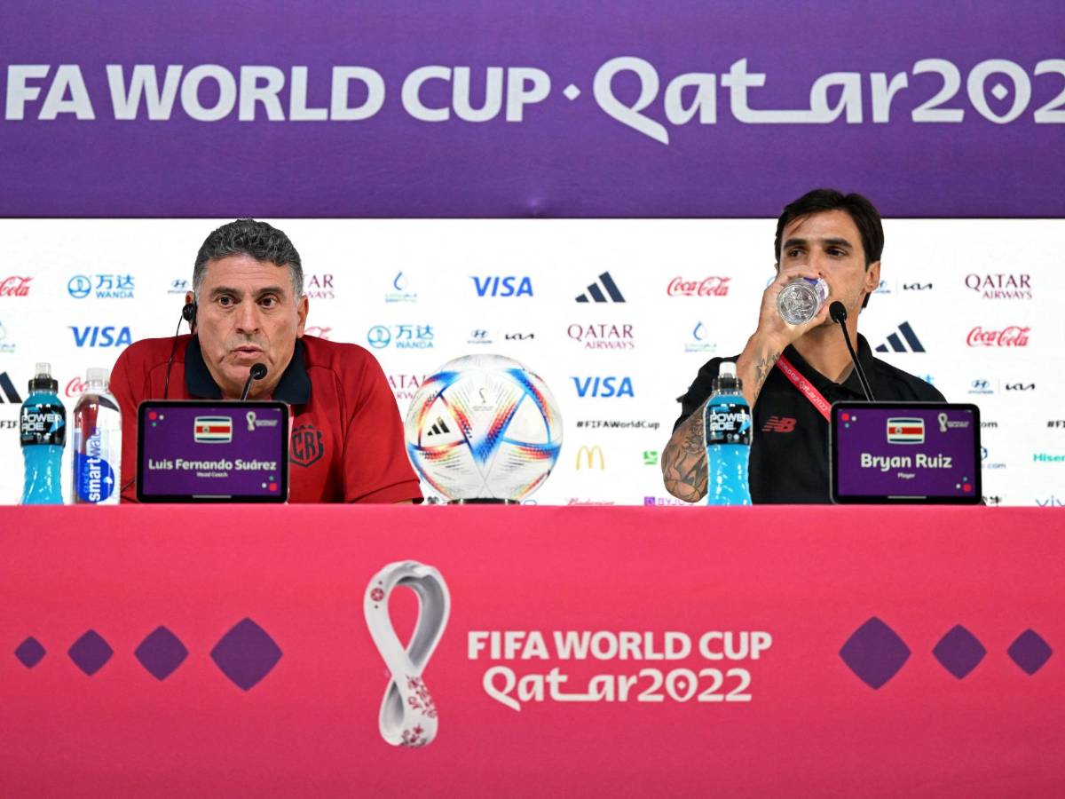 Luis Fernando Suárez junto a Bryan Ruiz en conferencia de prensa previo a su debut.