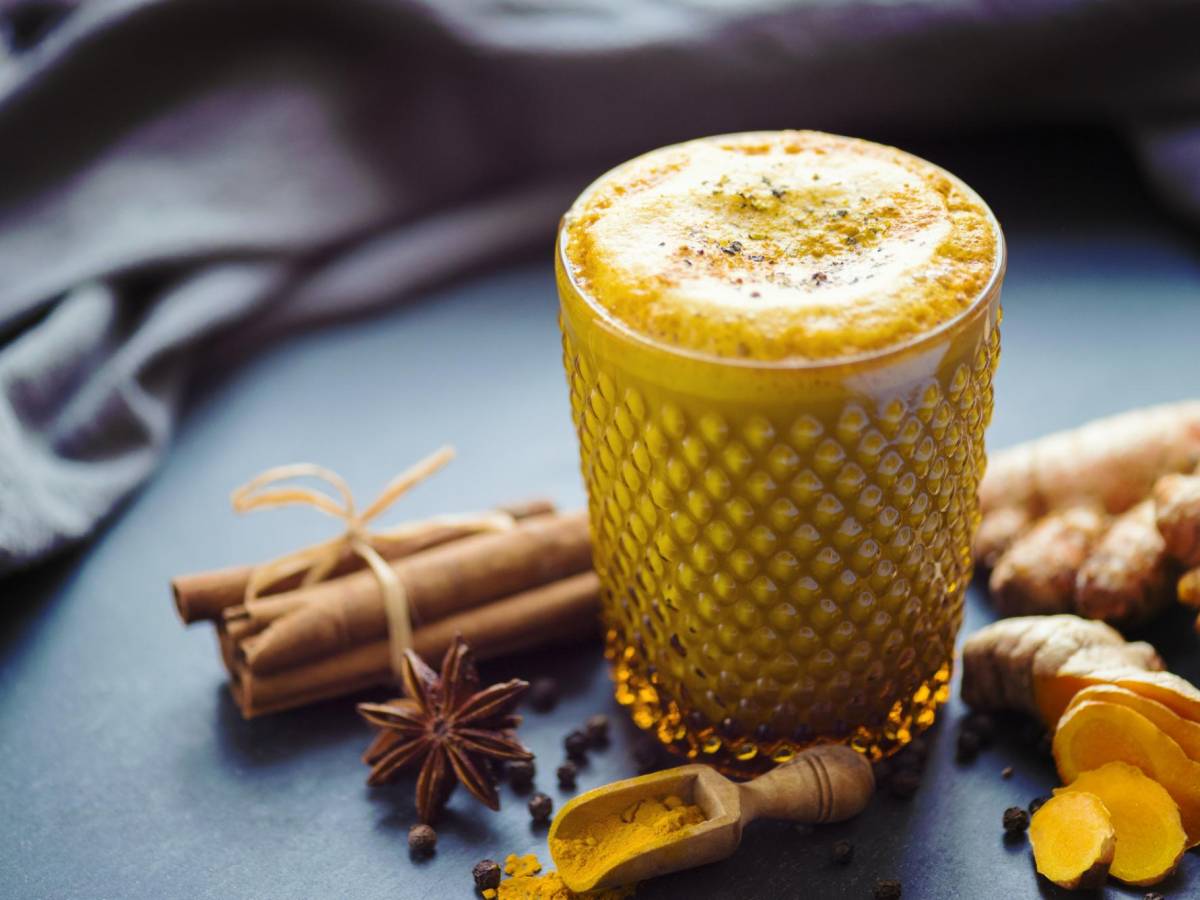 Ve a la raíz: beneficios de la “golden milk” y cómo prepararla en casa