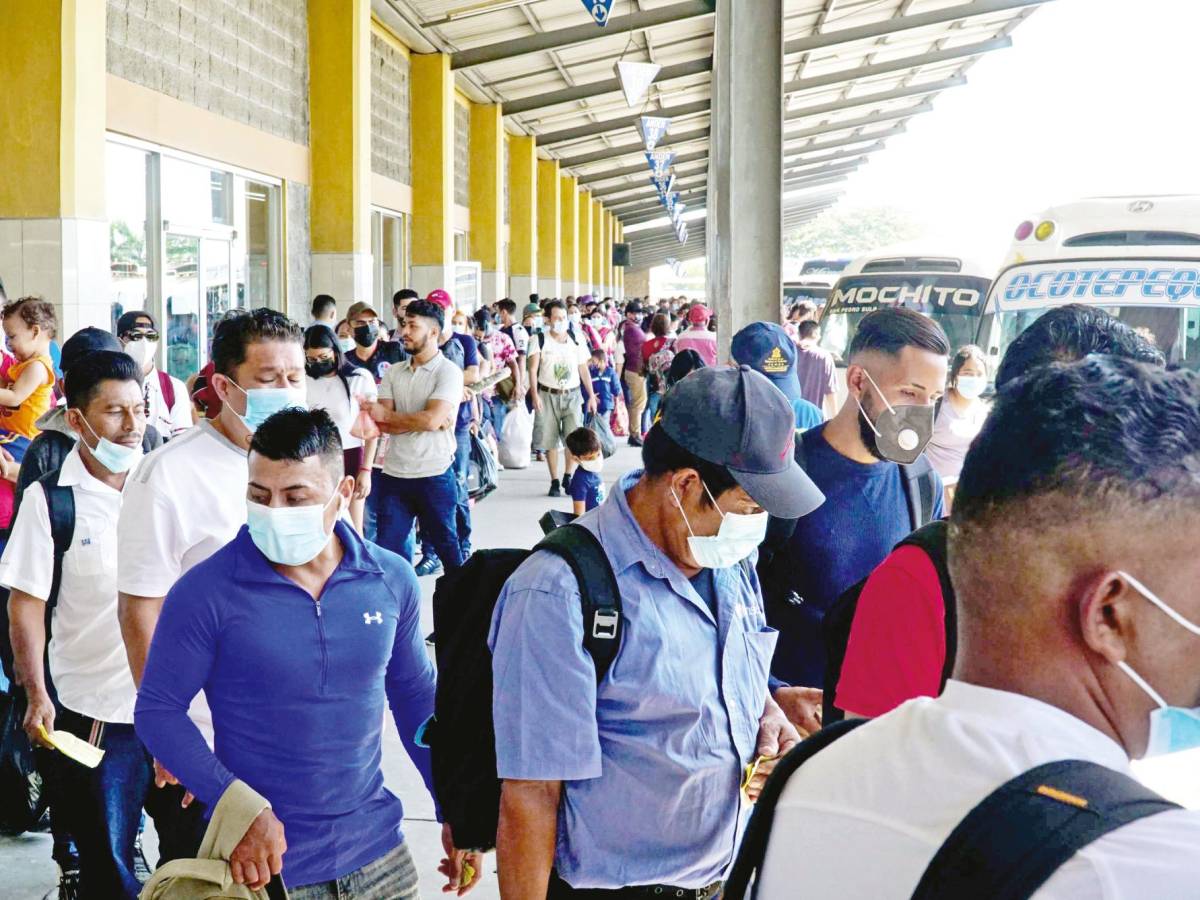 Viajeros abarrotaron terminales aérea y terrestre de San Pedro Sula