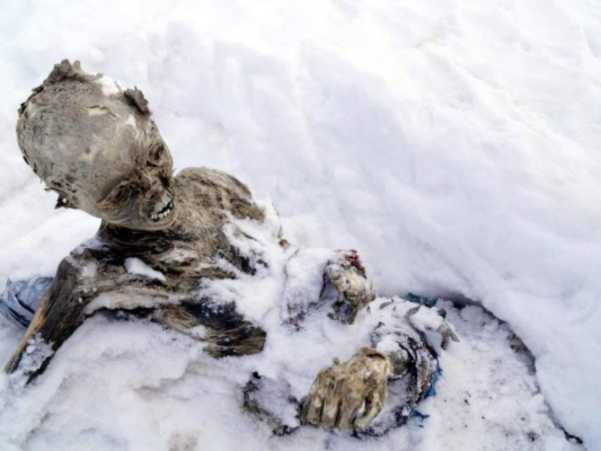 Hallan momia prehispánica de unos 2.000 años en Lima