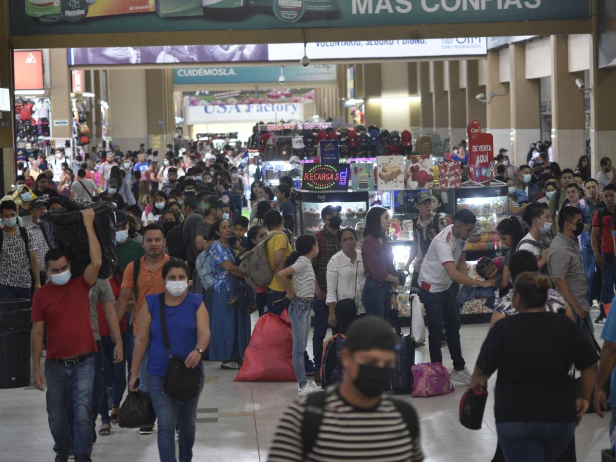 Miles abarrotan terminal de buses en inicio del Feriado Morazánico