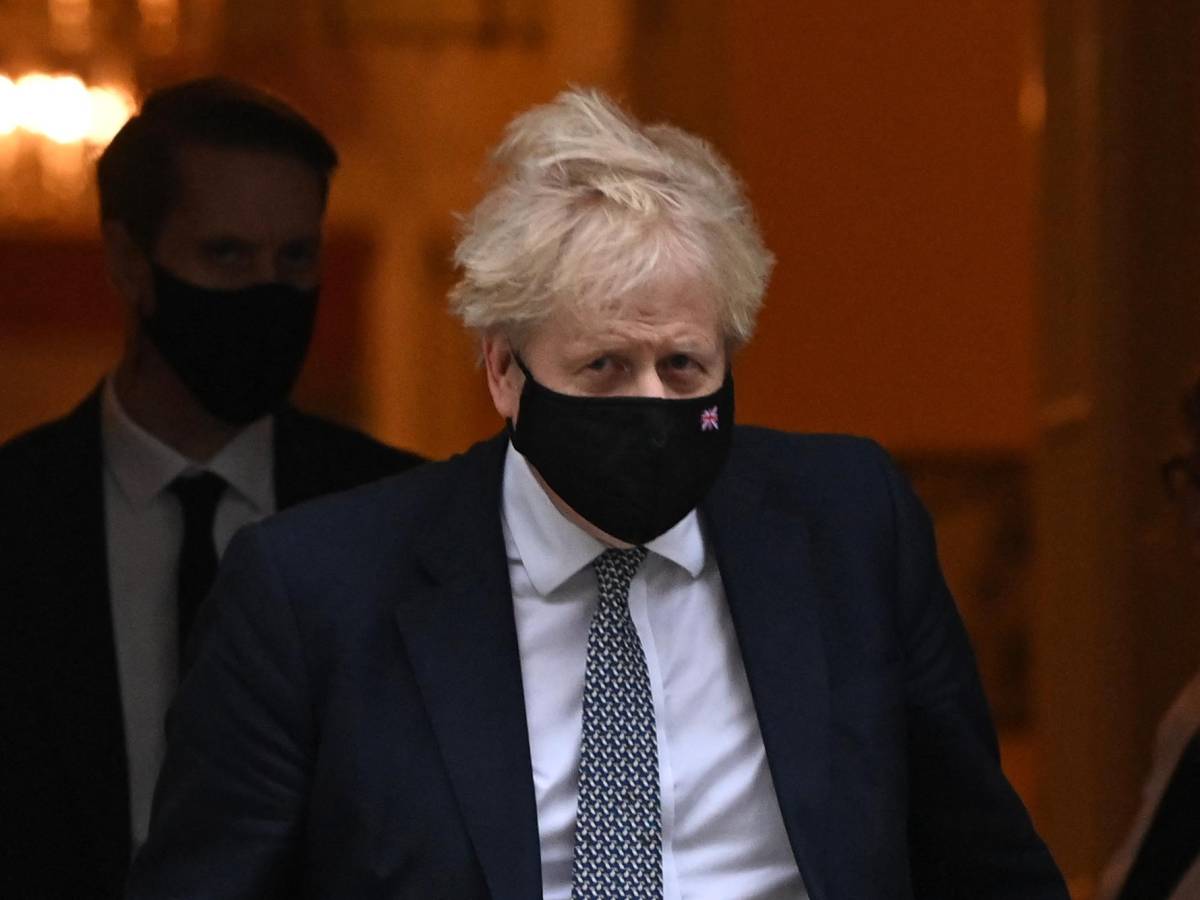 Policía investiga fiestas prohibidas que ponen a Boris Johnson en la cuerda floja