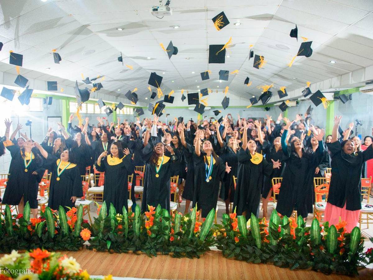 UTH de La Ceiba gradúa a 60 nuevos profesionales