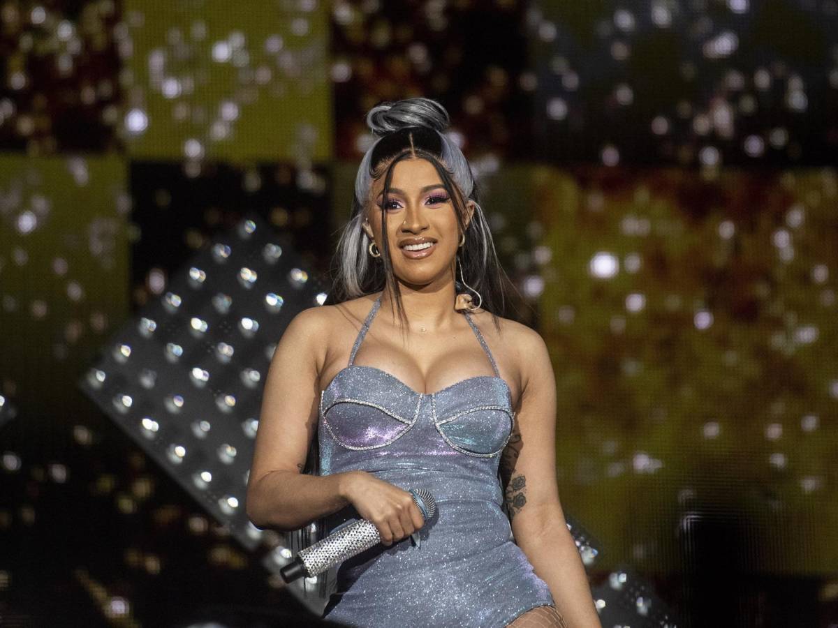 Cardi B se arrepiente de sus retoques estéticos en los glúteos