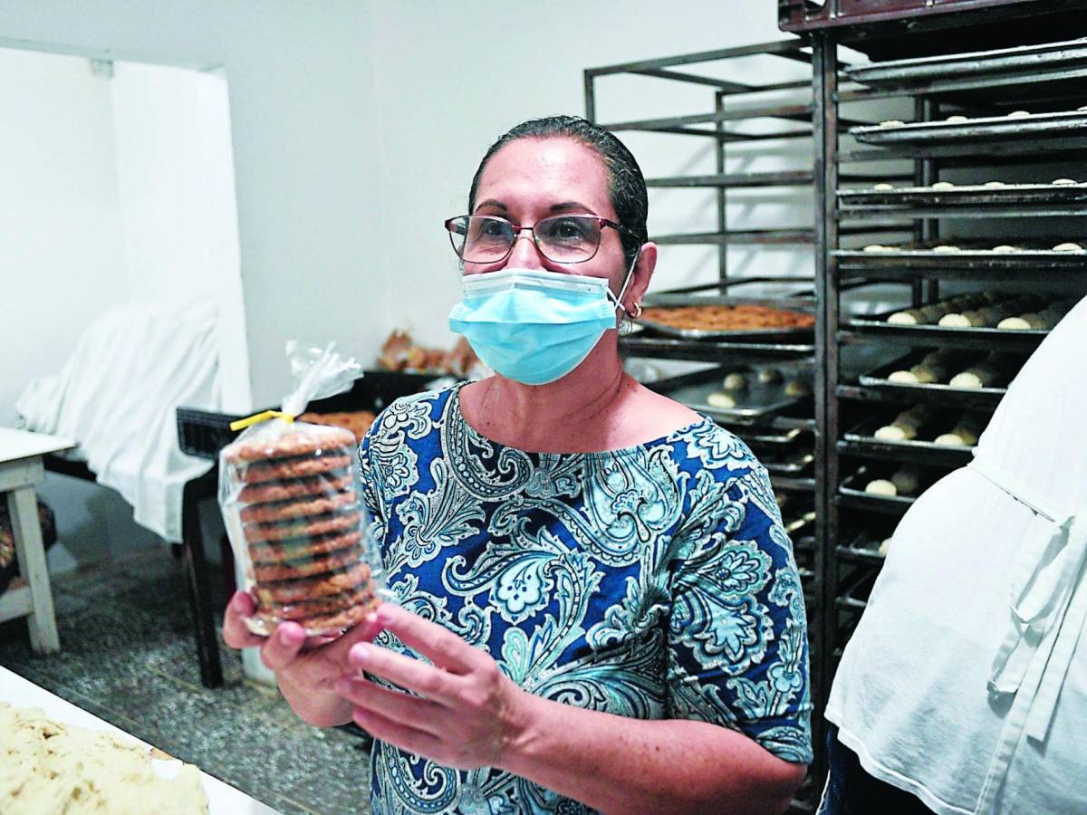 Gladys Euceda inició con su panadería desde casa en 2002, en la actualidad cuenta con seis colaboradores directos y sus hijos la apoyan en la parte administrativa. La emprendedora manifiesta sentirse agradecida con los sampedranos por todo el respaldo que le han brindado en estos 20 años