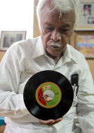 A los ocho años hizo su primera guitarra