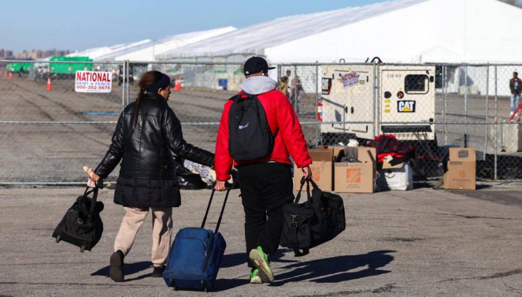 Lejos de la frontera con México, que cruzan miles de migrantes a diario, un asunto candente de la política estadounidense, las grandes carpas blancas de Floyd <b>Bennett</b> Field, cuyo recinto es inaccesible a la prensa, encarnan lo que el alcalde de Nueva York, Eric Adams, califica de “crisis humanitaria”.