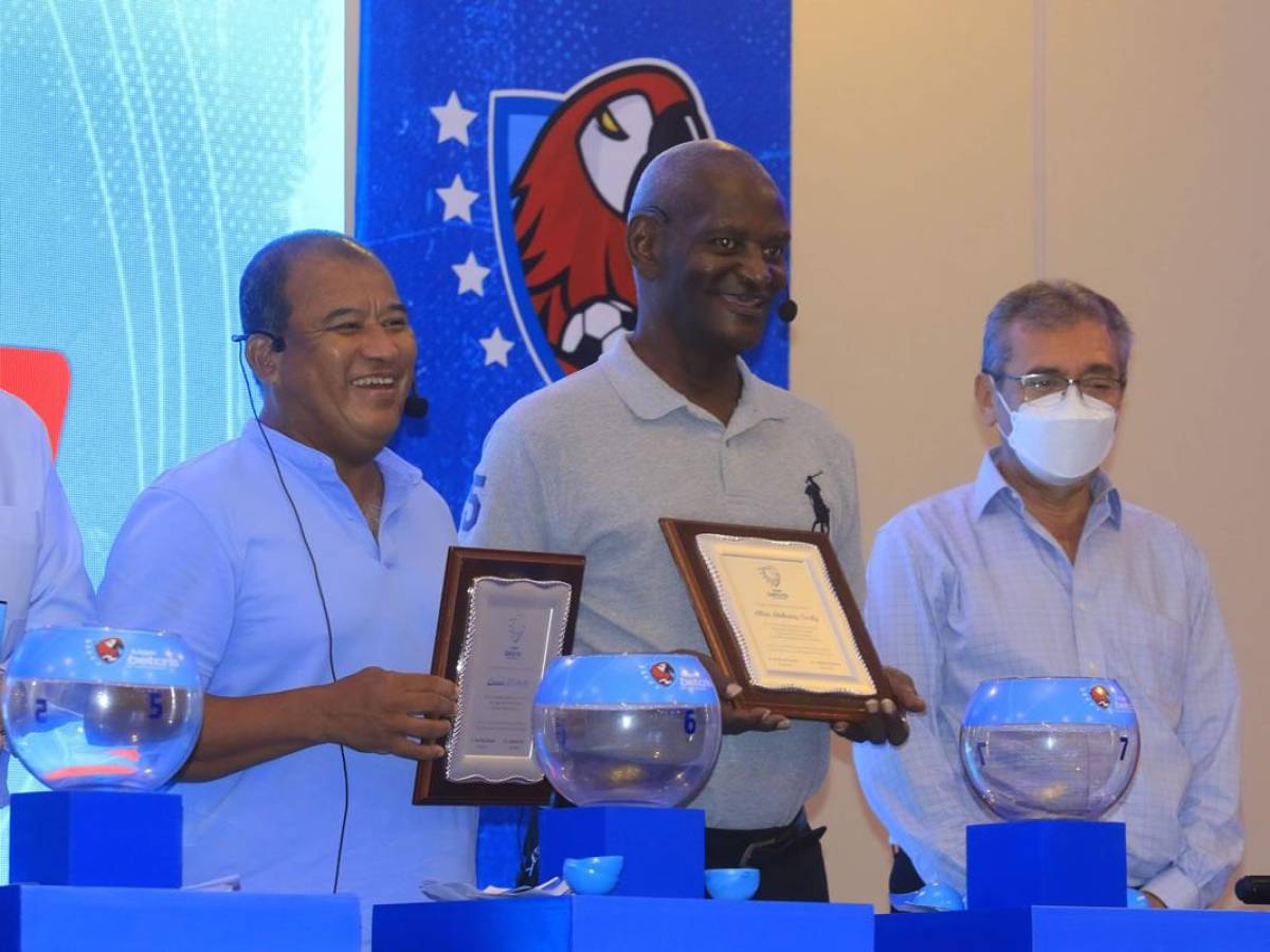 La Liga Nacional entregó reconocimientos a las leyendas hondureñas Leonel Machado y Allan Anthony Costly.